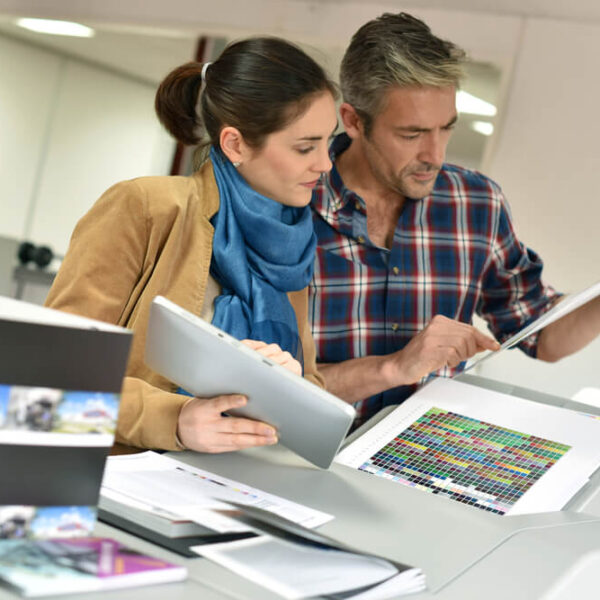 Płyty offsetowe – jak wpływają na koszt produkcji w drukarni?