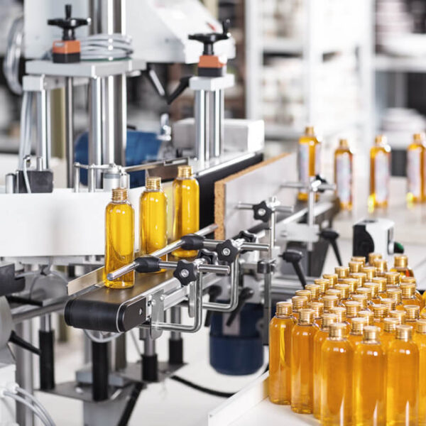 Ile można zyskać, przechodząc z ręcznego zakręcania butelek na maszynę?